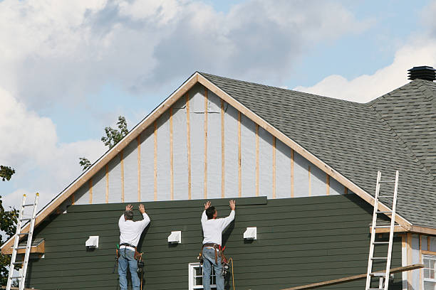 Professional Siding technician working in Frankfort, OH